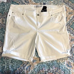 Torrid white shorts NWT size 24